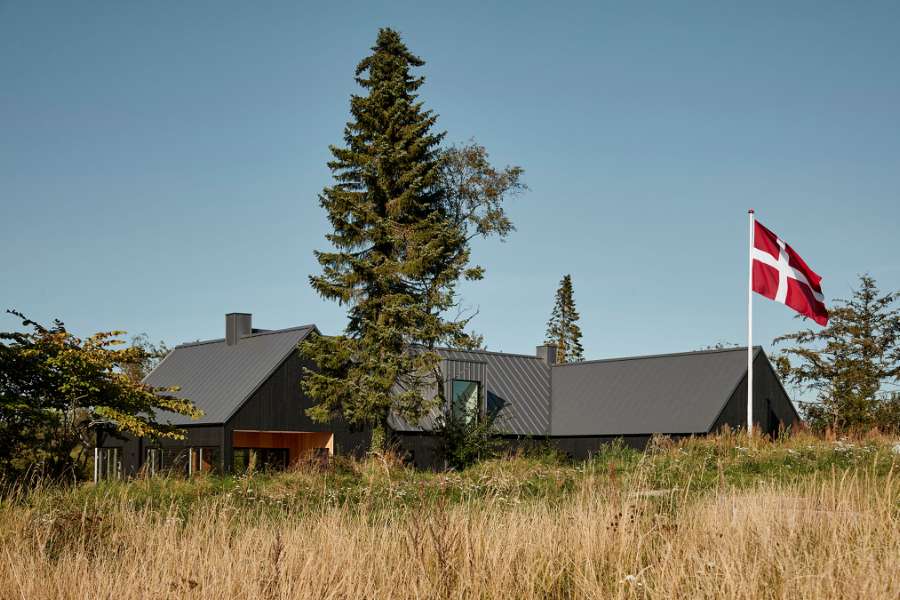 Flaget er hejst for det nye hus med det populære ståltag, Brådalvej 25, 9210 Aalborg SØ